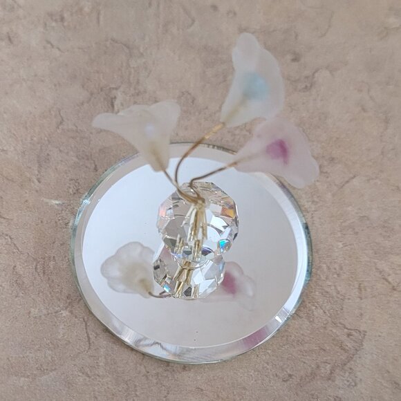 Small Crystal Vase with 3 Frosted Flowers on Display Round Mirror - Picture 3 of 4